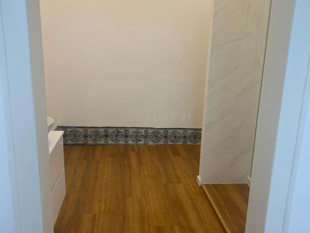 Apartamento T2 renovado na Rua dos Fanqueiros - Image 10