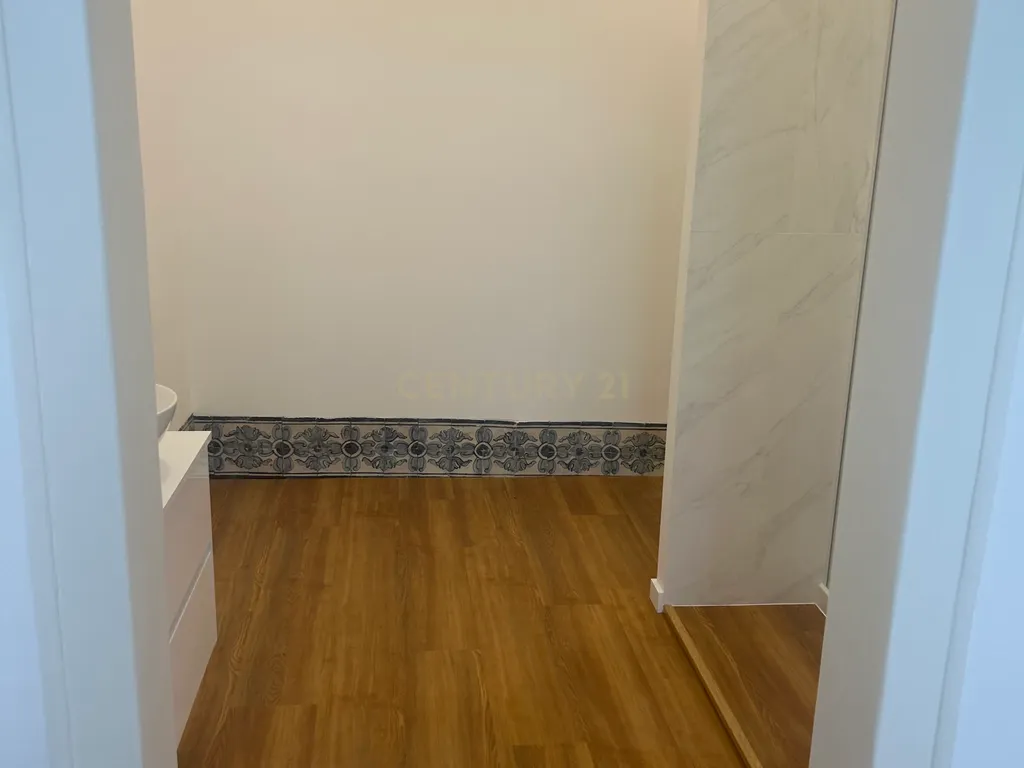 Apartamento T2 renovado na Rua dos Fanqueiros - Image 10