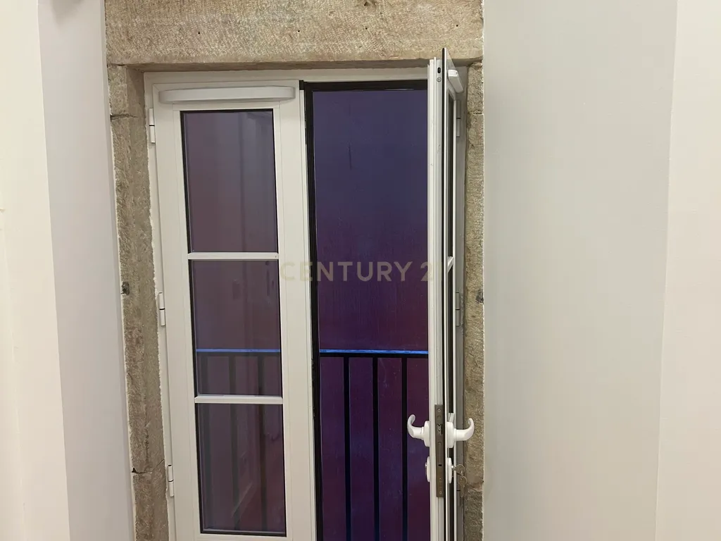 Apartamento T2 renovado na Rua dos Fanqueiros - Image 12