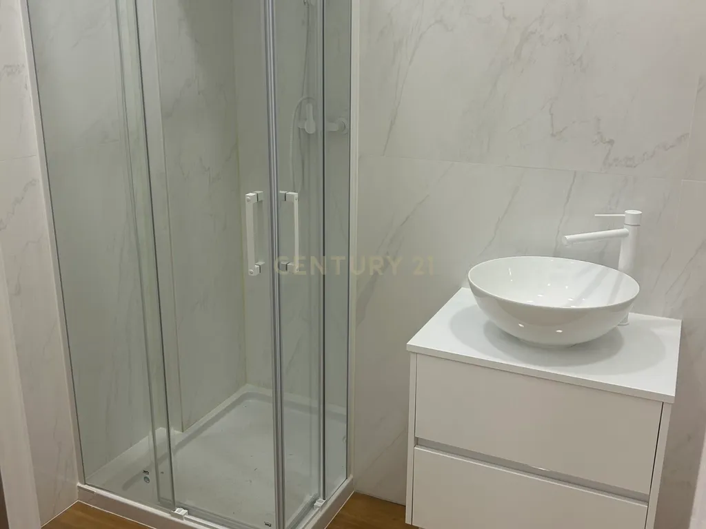 Apartamento T2 renovado na Rua dos Fanqueiros - Image 11