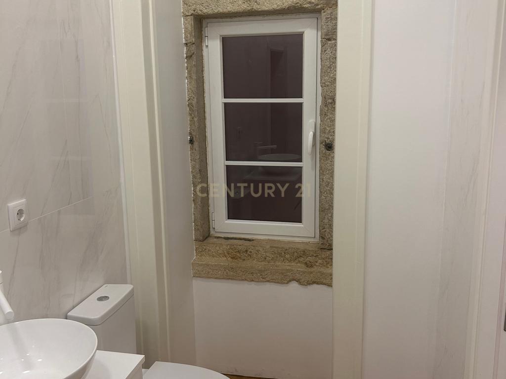 Apartamento T2 renovado na Rua dos Fanqueiros - Image 14