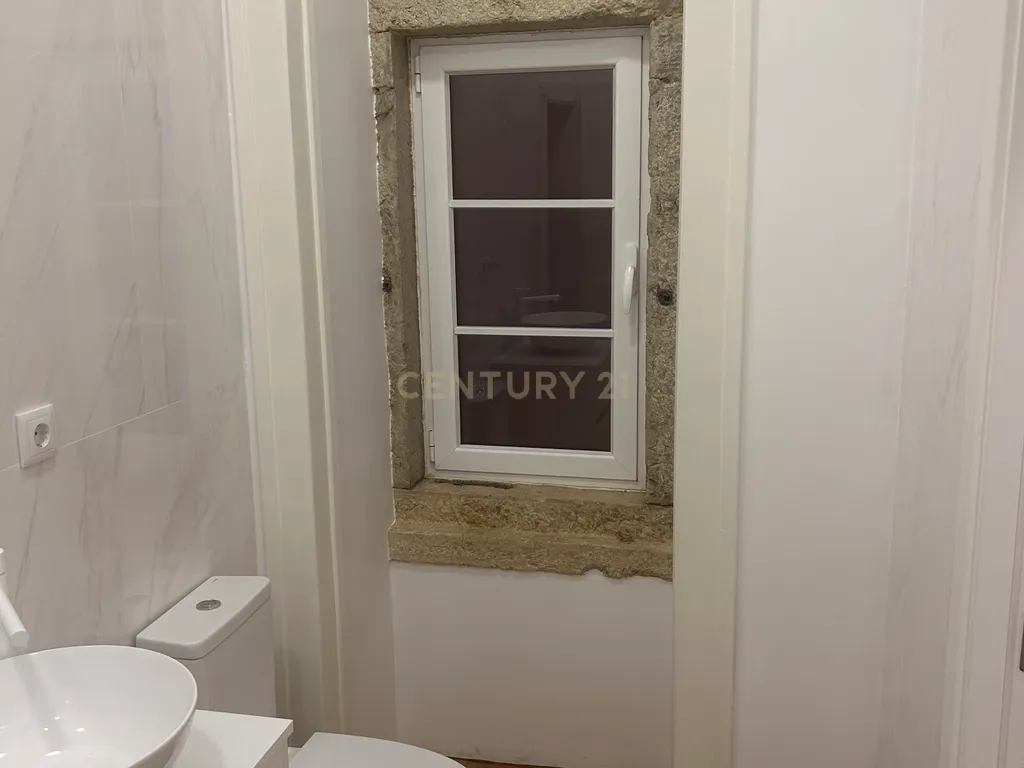 Apartamento T2 renovado na Rua dos Fanqueiros - Image 14