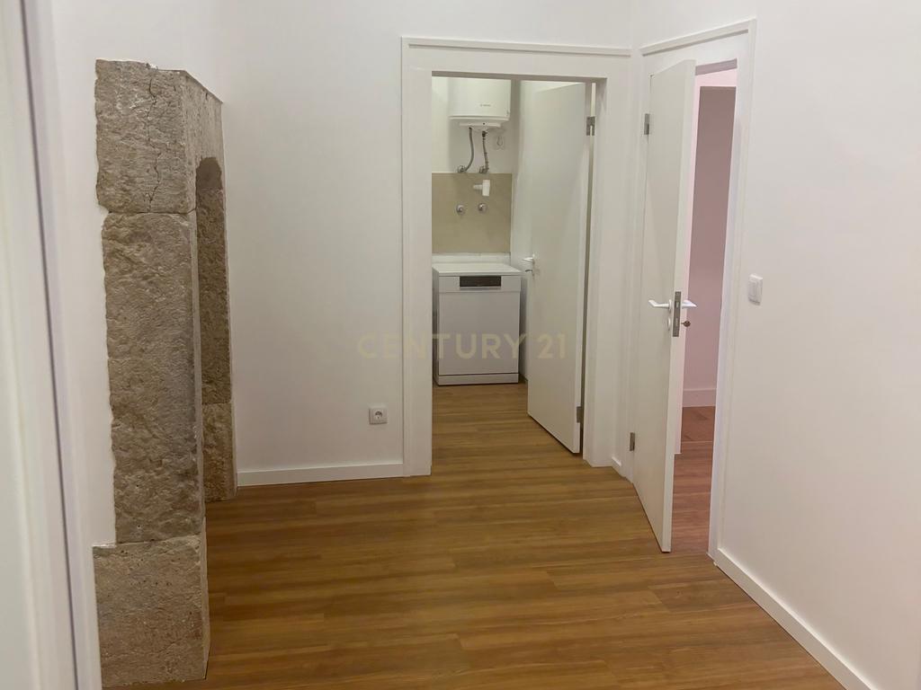 Apartamento T2 renovado na Rua dos Fanqueiros - Image 2