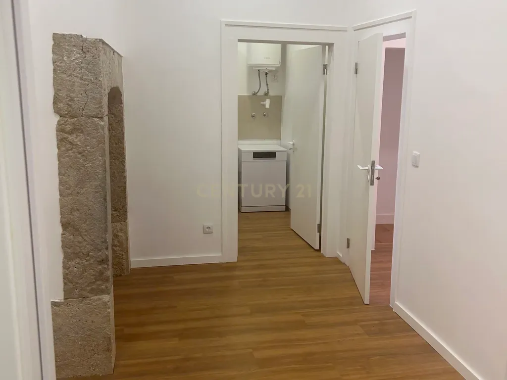 Apartamento T2 renovado na Rua dos Fanqueiros - Image 2