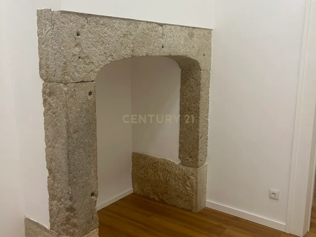 Apartamento T2 renovado na Rua dos Fanqueiros - Image 3