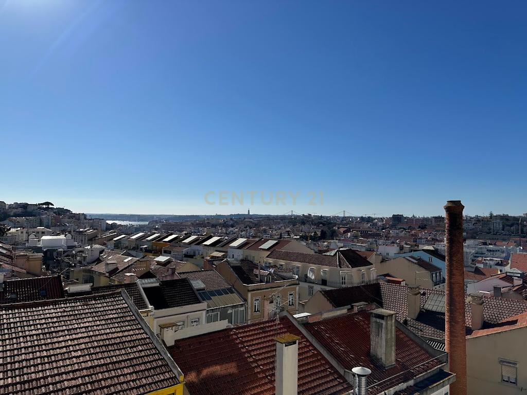 T4 em Arroios para remodelação com vista sobre Lisboa - Lisboa - Image 4