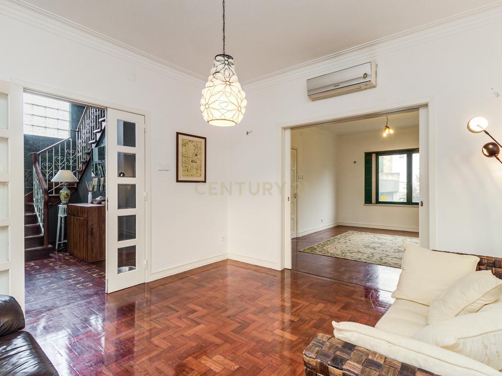 Moradia unifamiliar T6 com jardim e garagem - Image 14