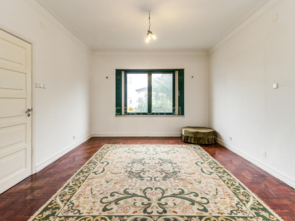 Moradia unifamiliar T6 com jardim e garagem - Image 17