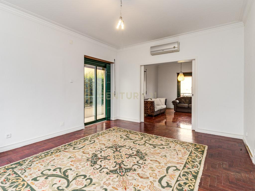 Moradia unifamiliar T6 com jardim e garagem - Image 15