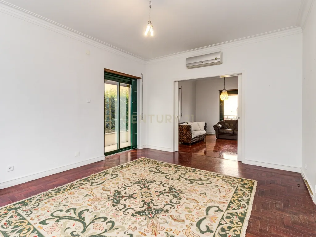 Moradia unifamiliar T6 com jardim e garagem - Image 15
