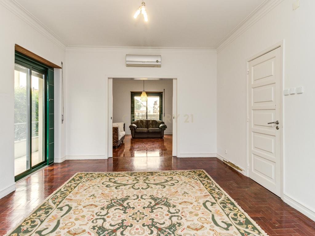 Moradia unifamiliar T6 com jardim e garagem - Image 16