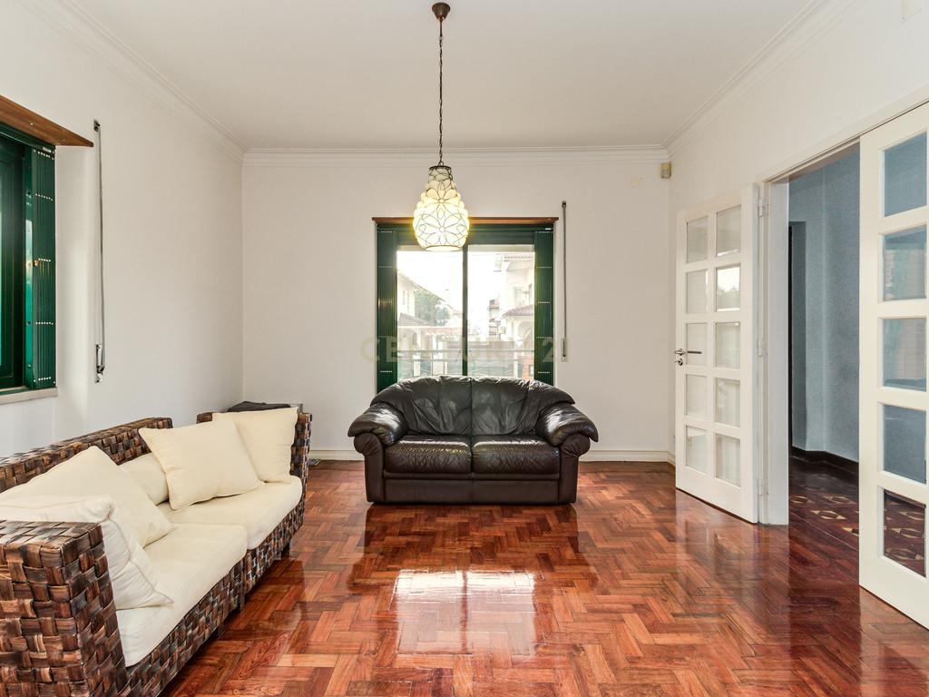 Moradia unifamiliar T6 com jardim e garagem - Image 18
