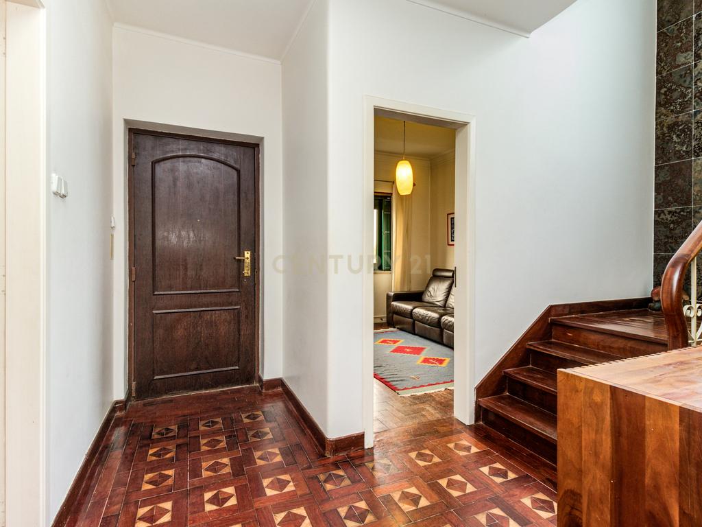 Moradia unifamiliar T6 com jardim e garagem - Image 3
