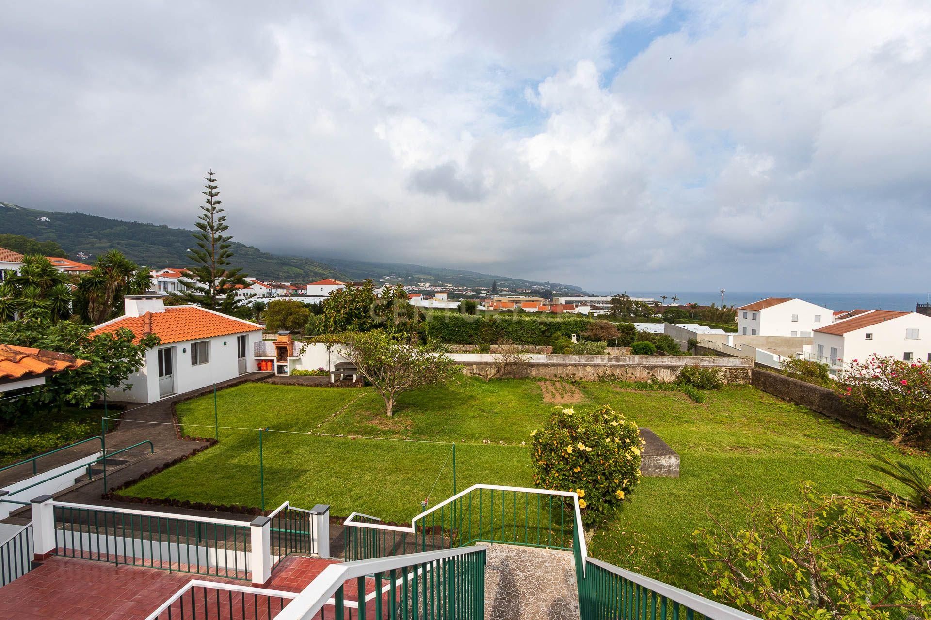 Moradia 10 assoalhadas | Vista para o mar, montanha e ilhéu de VFC | 2 andares + sótão | Terreno 1398 m2 | Vila Franca do Campo | Potencial rentabilidade - Image 6