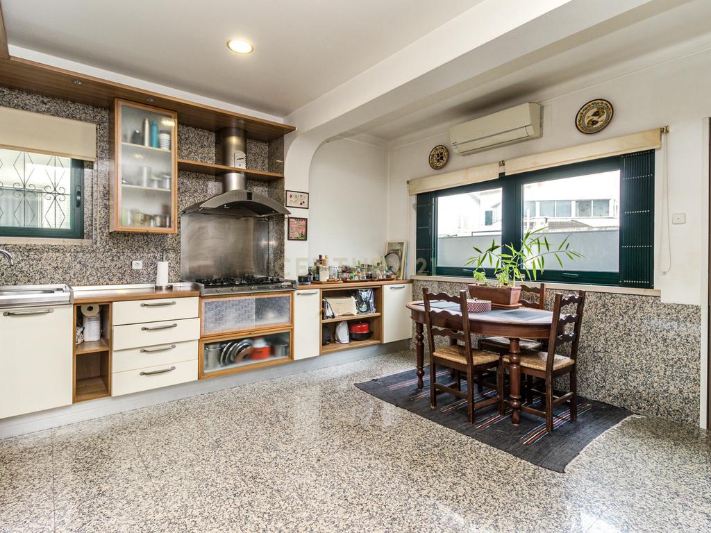 Moradia unifamiliar T6 com jardim e garagem - Image 9
