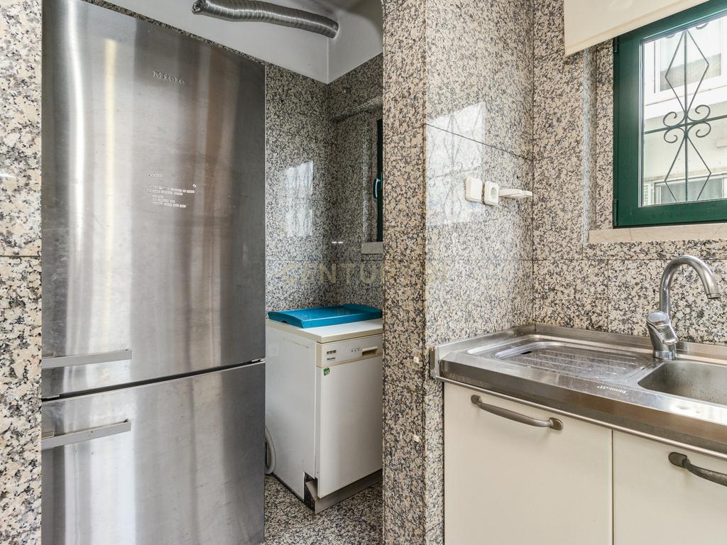Moradia unifamiliar T6 com jardim e garagem - Image 12