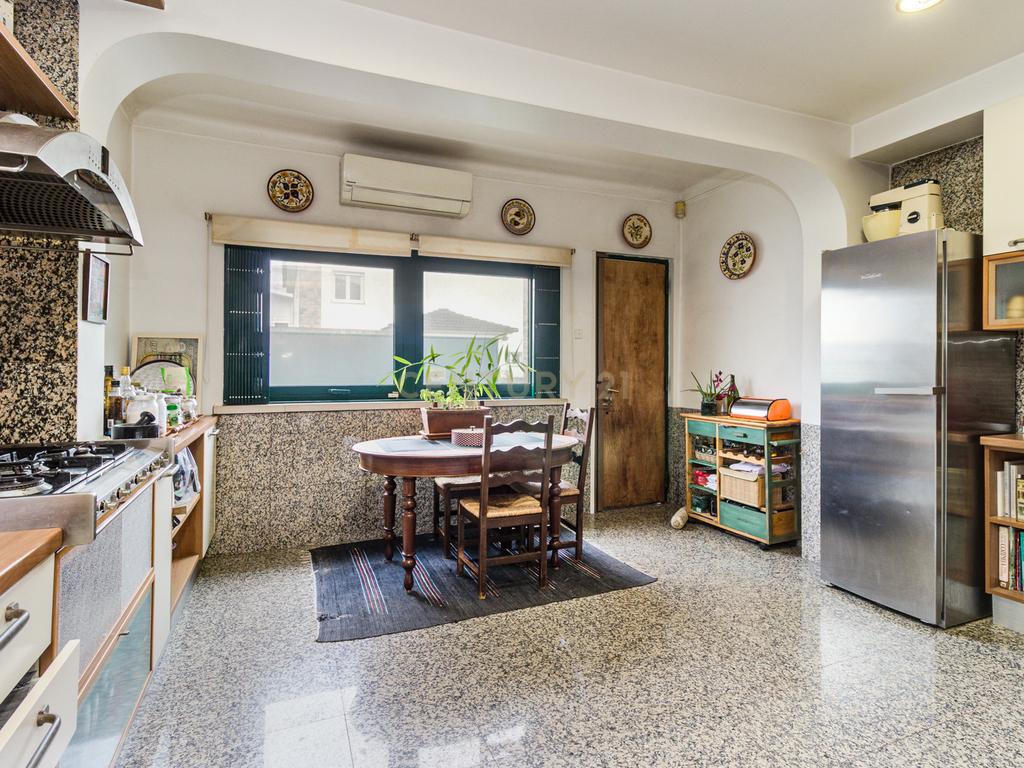 Moradia unifamiliar T6 com jardim e garagem - Image 8