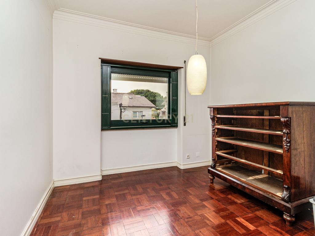 Moradia unifamiliar T6 com jardim e garagem - Image 32