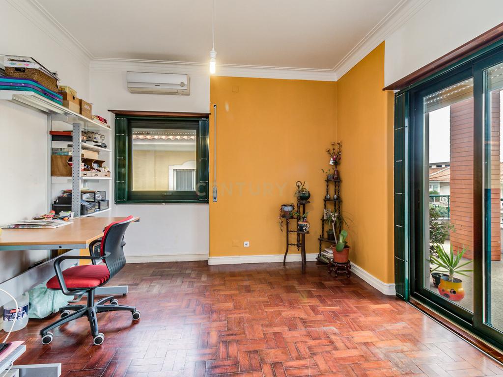 Moradia unifamiliar T6 com jardim e garagem - Image 25