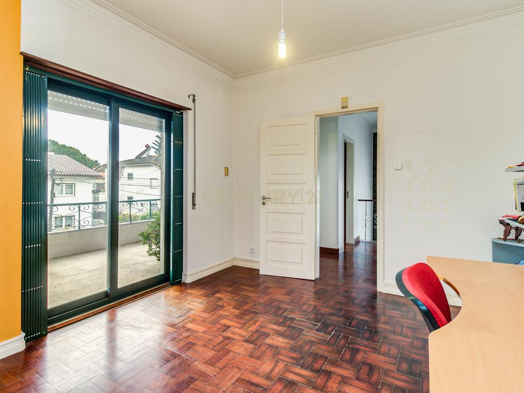 Moradia unifamiliar T6 com jardim e garagem - Image 24