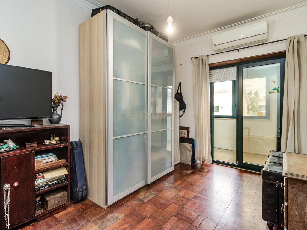 Moradia unifamiliar T6 com jardim e garagem - Image 26