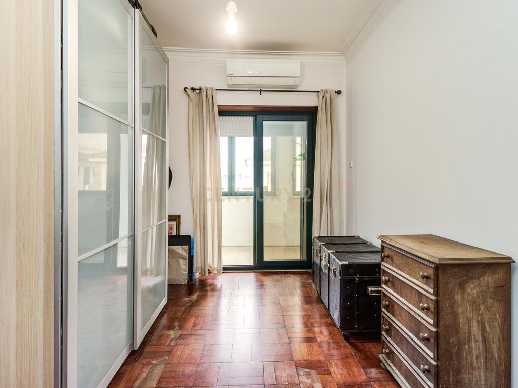 Moradia unifamiliar T6 com jardim e garagem - Image 27