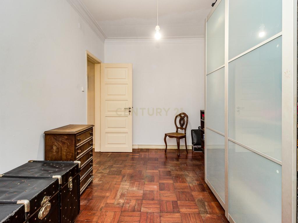 Moradia unifamiliar T6 com jardim e garagem - Image 30
