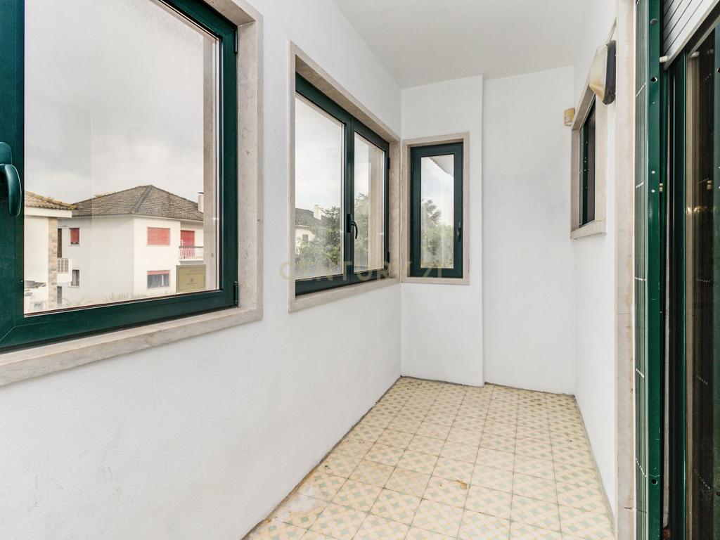 Moradia unifamiliar T6 com jardim e garagem - Image 28