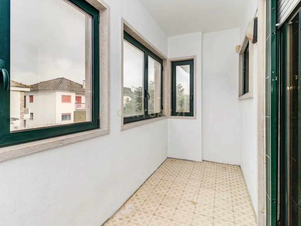 Moradia unifamiliar T6 com jardim e garagem - Image 28