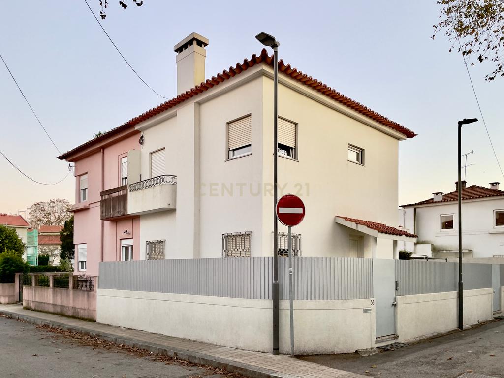 Moradia T3 no Amial com Jardim, Garagem e Sala de Cinema – Localização Privilegiada e Fáceis acessos às Autoestradas! - Image 2