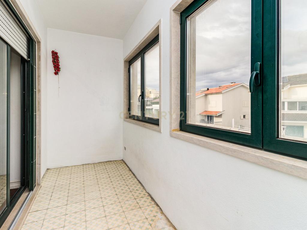 Moradia unifamiliar T6 com jardim e garagem - Image 29