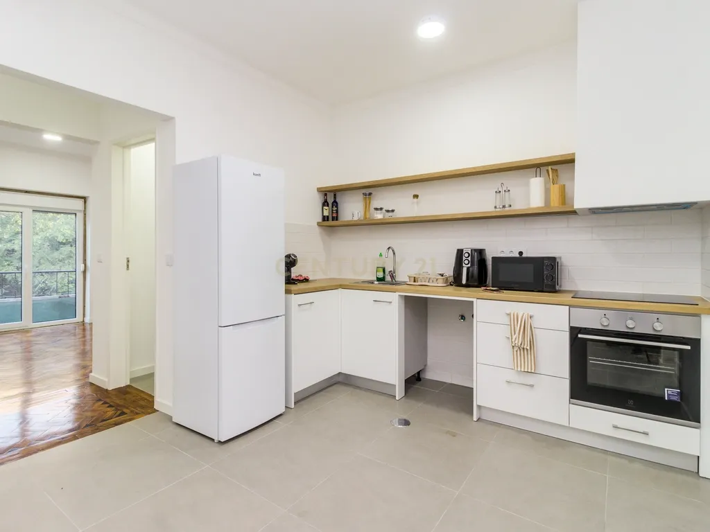 Prédio em Santa Iria de Azóia com 4 apartamentos, 2 T2 e 2 T1. Ótimo investimento! - Image 3
