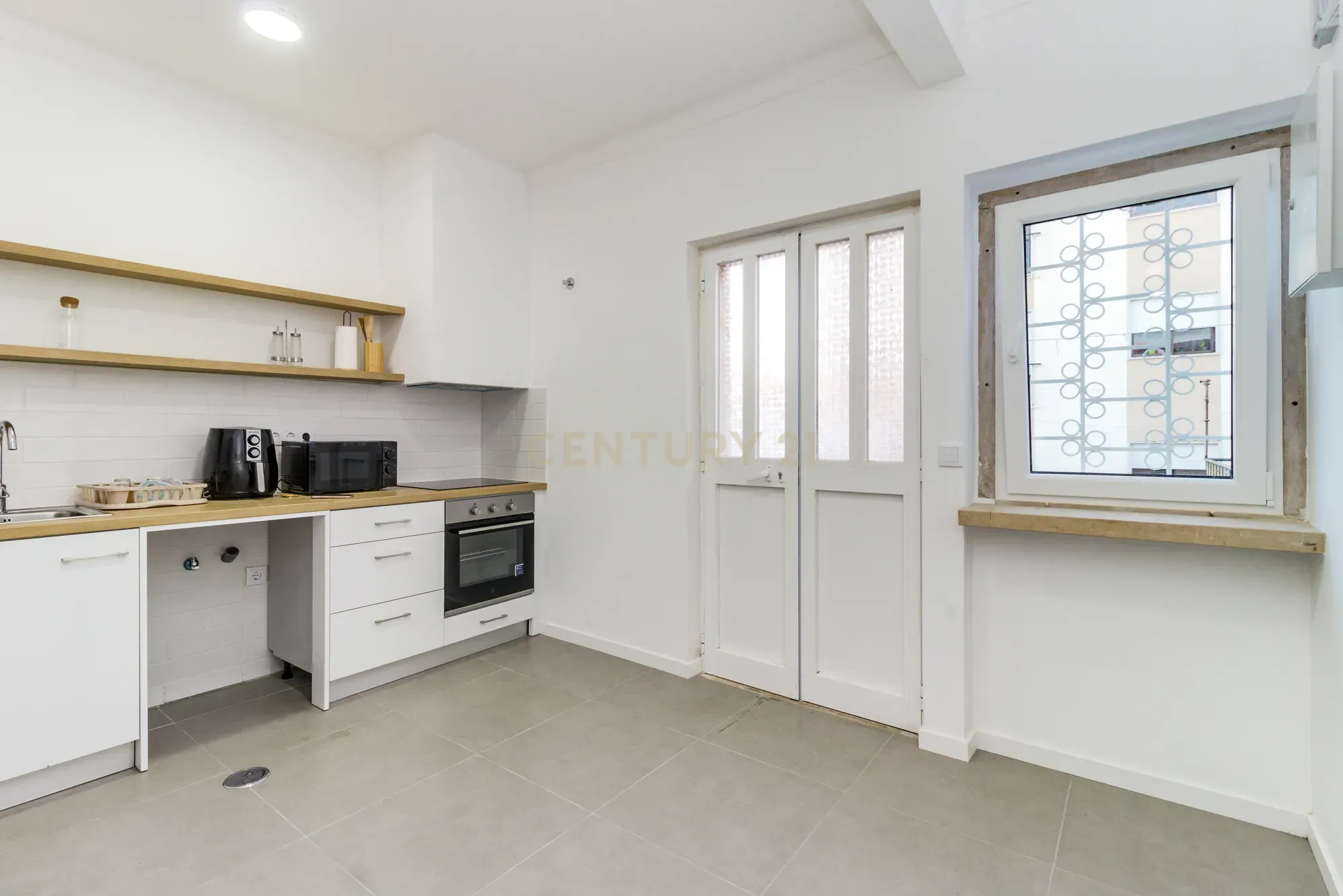 Prédio em Santa Iria de Azóia com 4 apartamentos, 2 T2 e 2 T1. Ótimo investimento! - Image 11