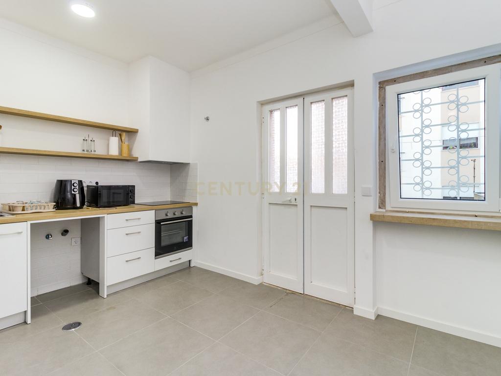 Prédio em Santa Iria de Azóia com 4 apartamentos, 2 T2 e 2 T1. Ótimo investimento! - Image 11