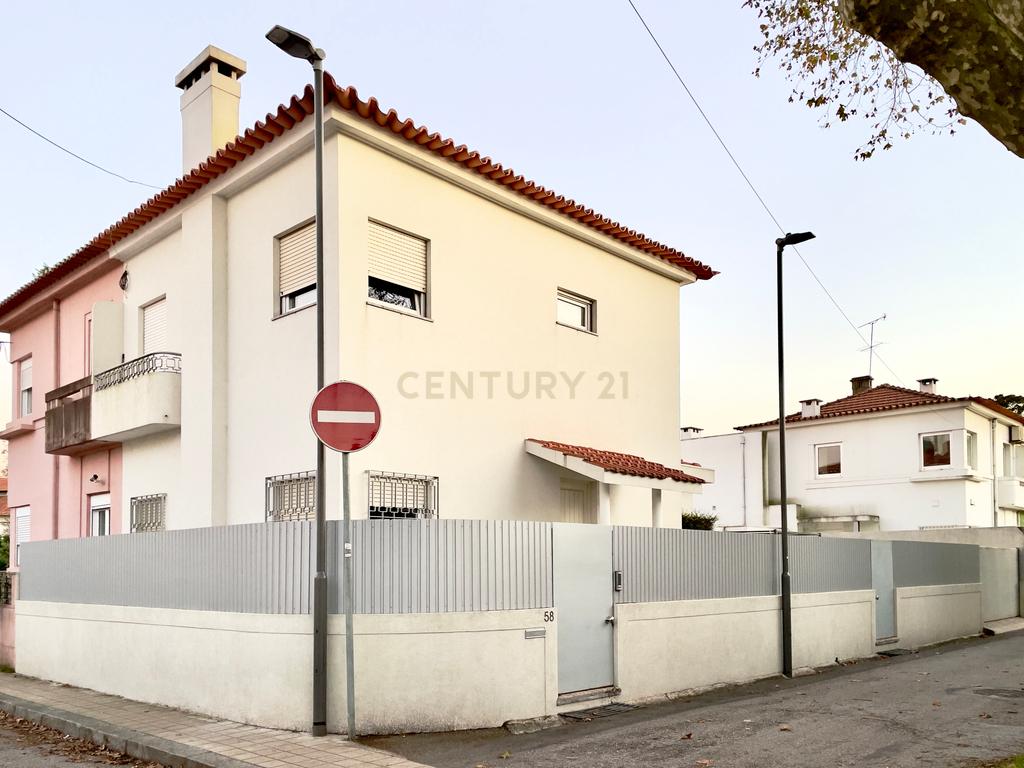 Moradia T3 no Amial com Jardim, Garagem e Sala de Cinema – Localização Privilegiada e Fáceis acessos às Autoestradas! - Image 25