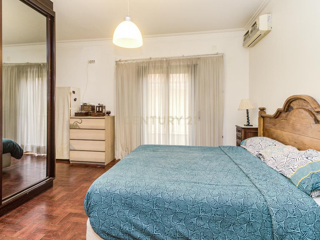 Moradia unifamiliar T6 com jardim e garagem - Image 35