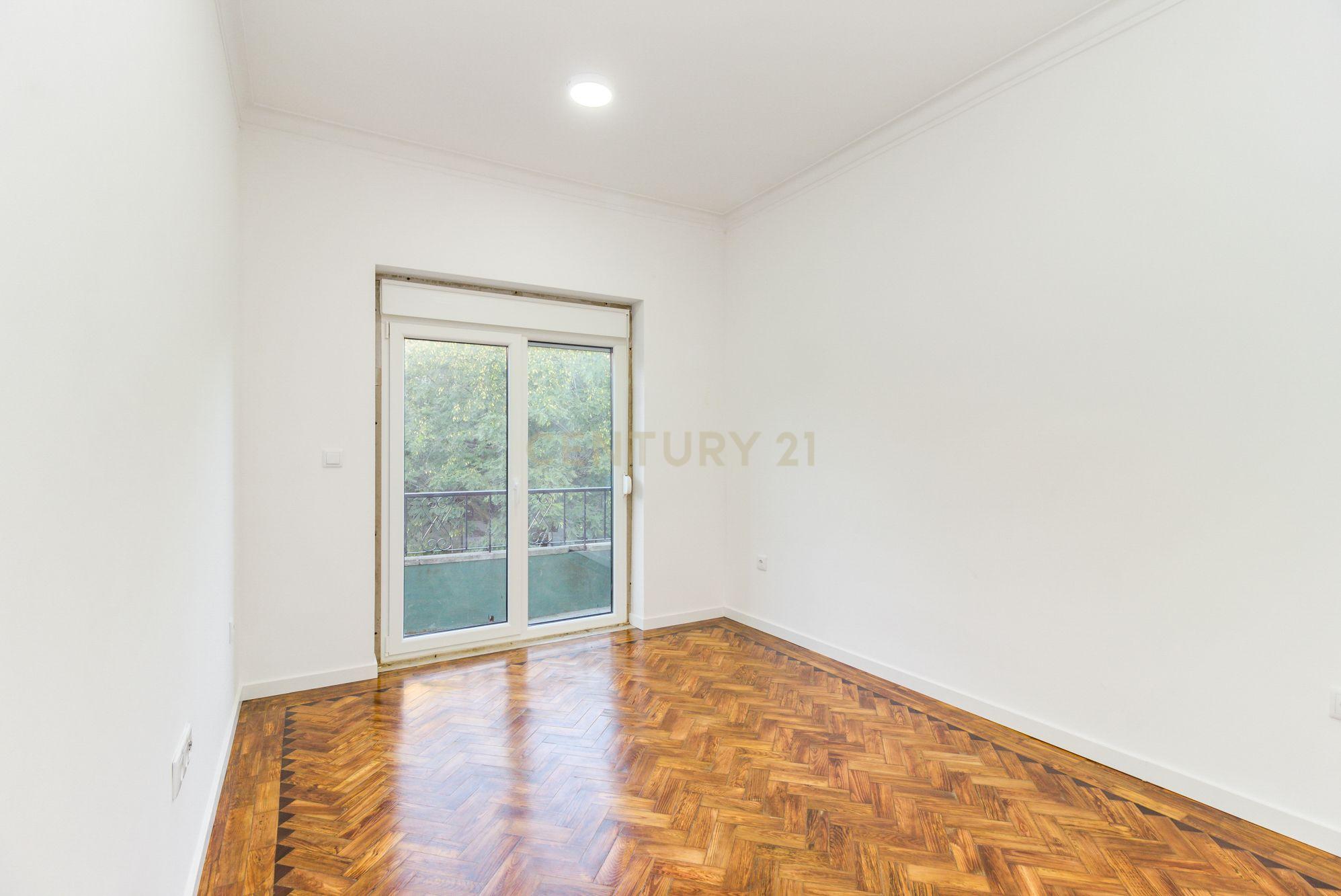 Prédio em Santa Iria de Azóia com 4 apartamentos, 2 T2 e 2 T1. Ótimo investimento! - Image 9