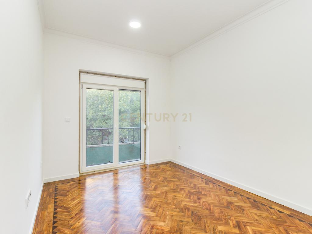 Prédio em Santa Iria de Azóia com 4 apartamentos, 2 T2 e 2 T1. Ótimo investimento! - Image 9