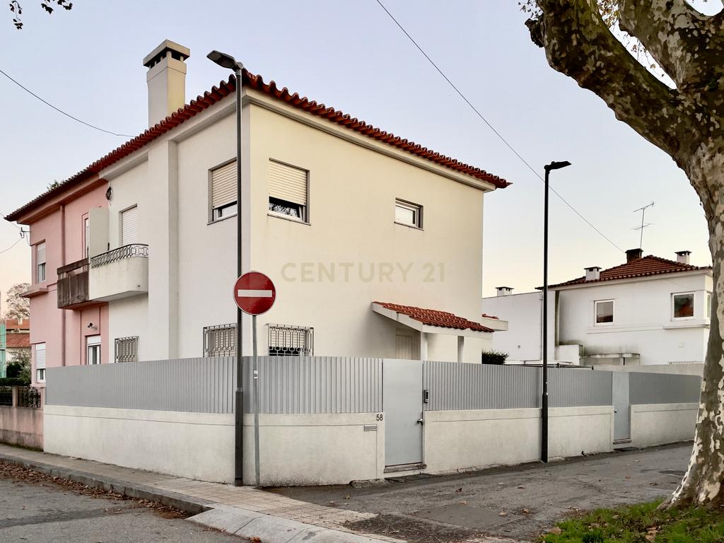 Moradia T3 no Amial com Jardim, Garagem e Sala de Cinema – Localização Privilegiada e Fáceis acessos às Autoestradas! - Image 24