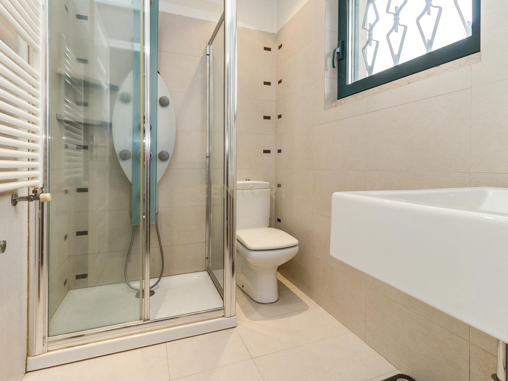 Moradia unifamiliar T6 com jardim e garagem - Image 37