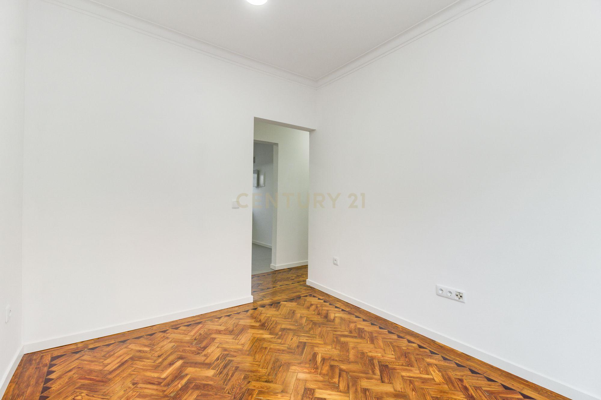 Prédio em Santa Iria de Azóia com 4 apartamentos, 2 T2 e 2 T1. Ótimo investimento! - Image 6