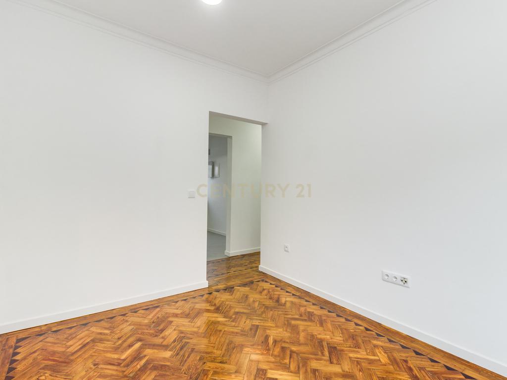 Prédio em Santa Iria de Azóia com 4 apartamentos, 2 T2 e 2 T1. Ótimo investimento! - Image 6