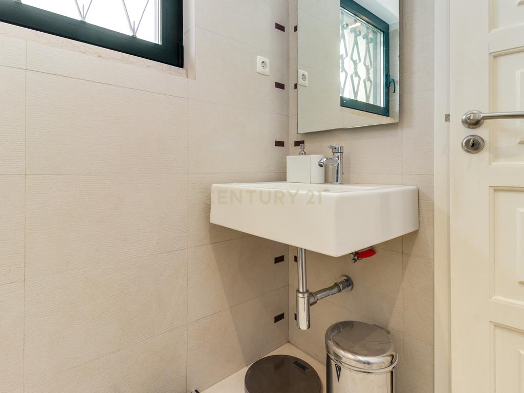Moradia unifamiliar T6 com jardim e garagem - Image 38