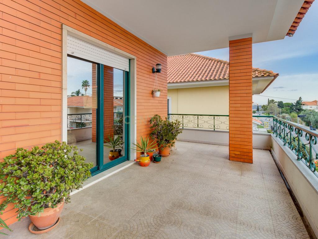 Moradia unifamiliar T6 com jardim e garagem - Image 20