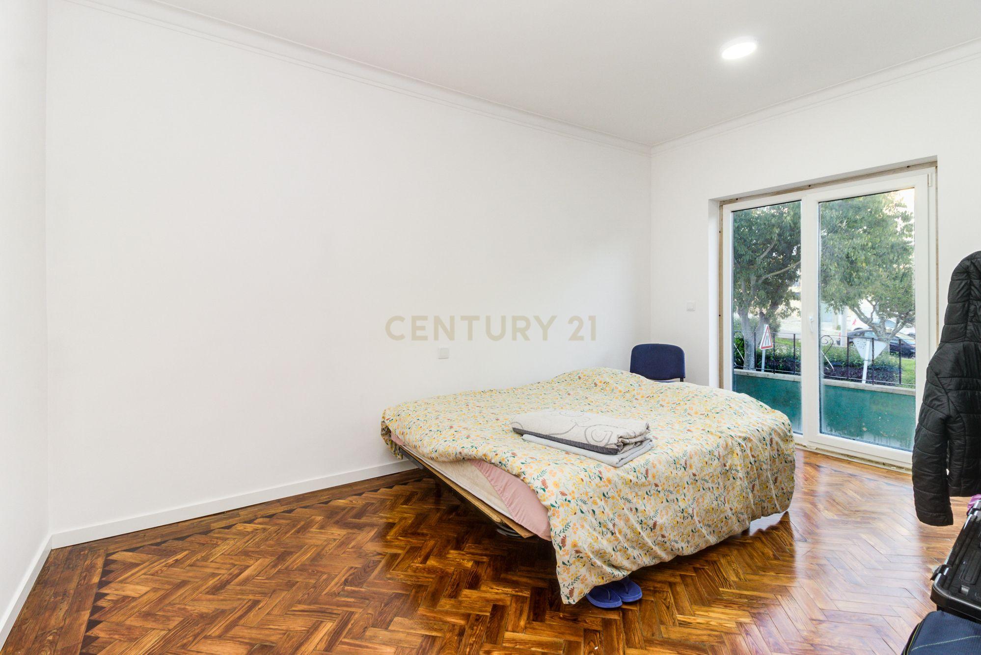 Prédio em Santa Iria de Azóia com 4 apartamentos, 2 T2 e 2 T1. Ótimo investimento! - Image 8