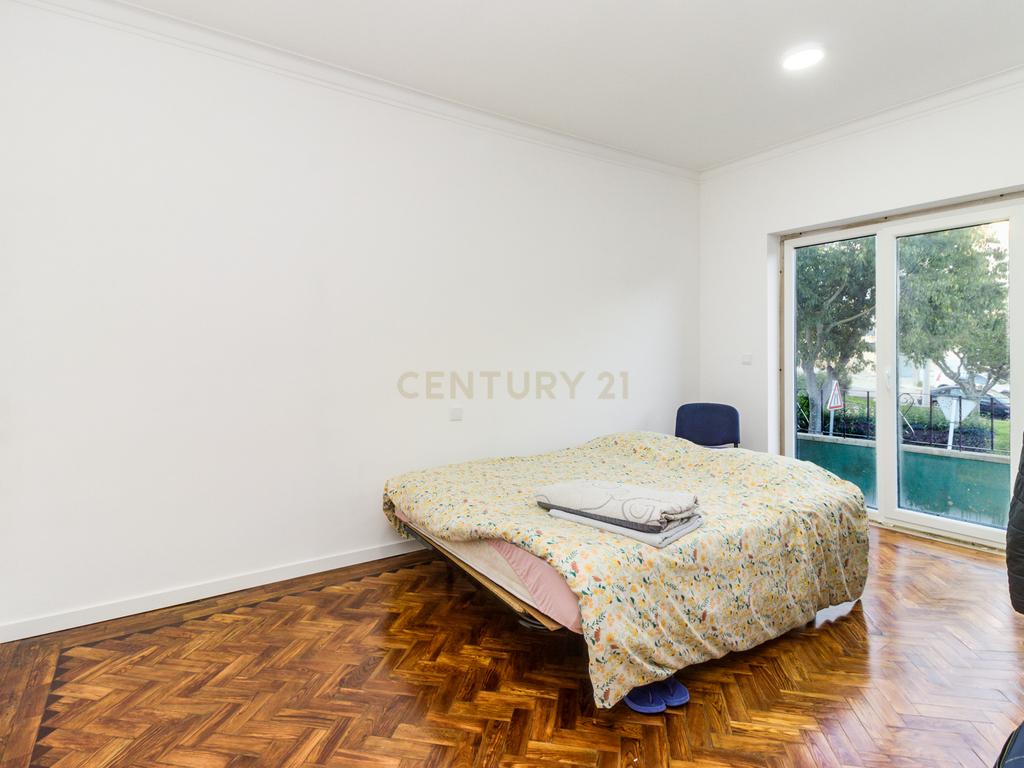 Prédio em Santa Iria de Azóia com 4 apartamentos, 2 T2 e 2 T1. Ótimo investimento! - Image 8
