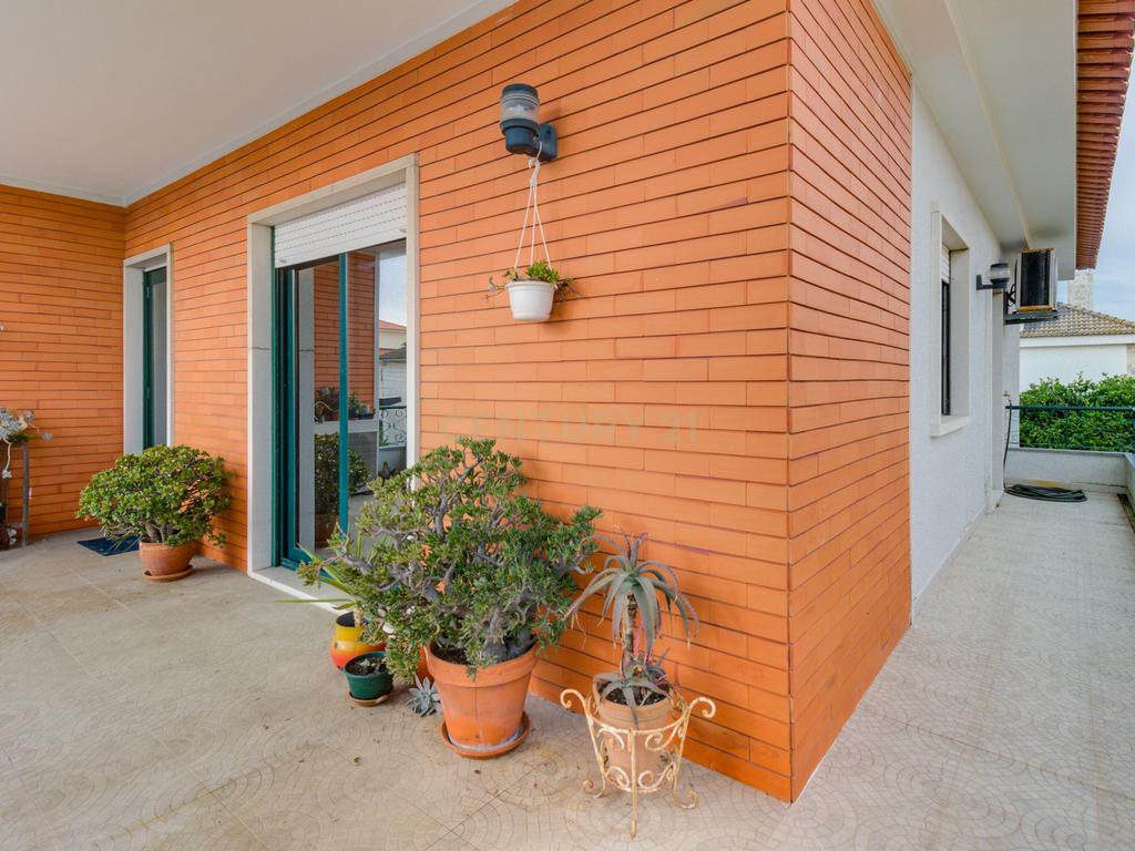 Moradia unifamiliar T6 com jardim e garagem - Image 22