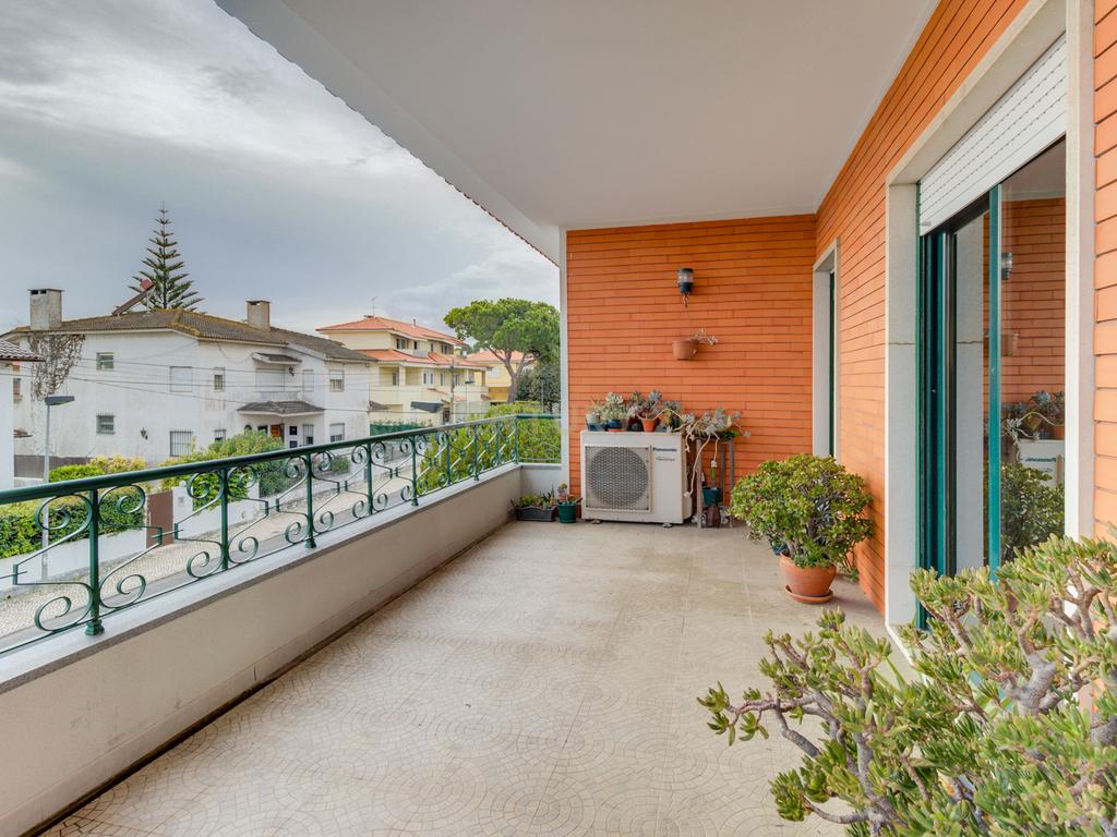 Moradia unifamiliar T6 com jardim e garagem - Image 21