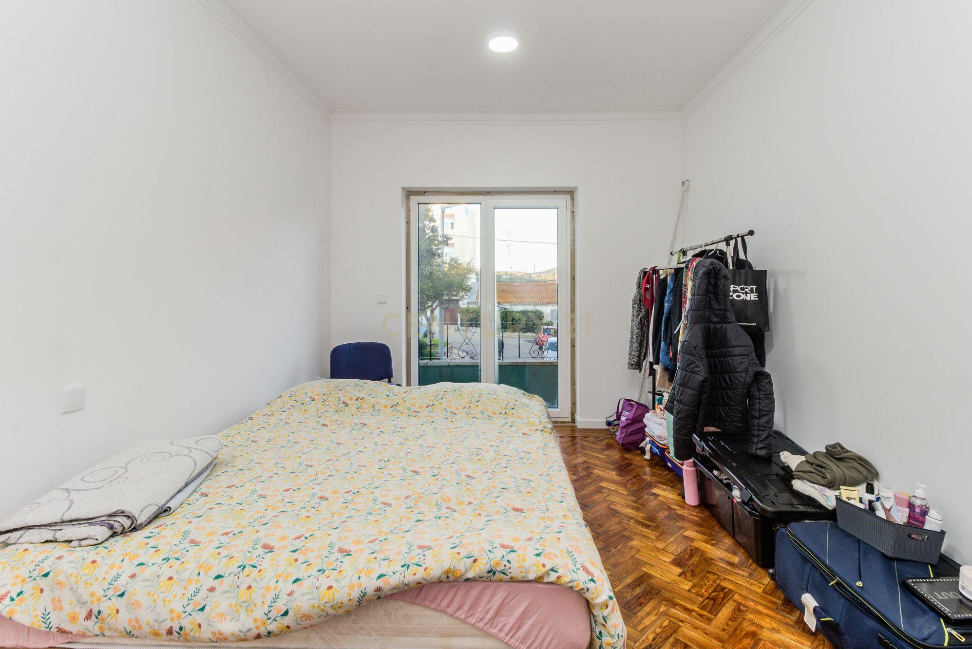 Prédio em Santa Iria de Azóia com 4 apartamentos, 2 T2 e 2 T1. Ótimo investimento! - Image 12