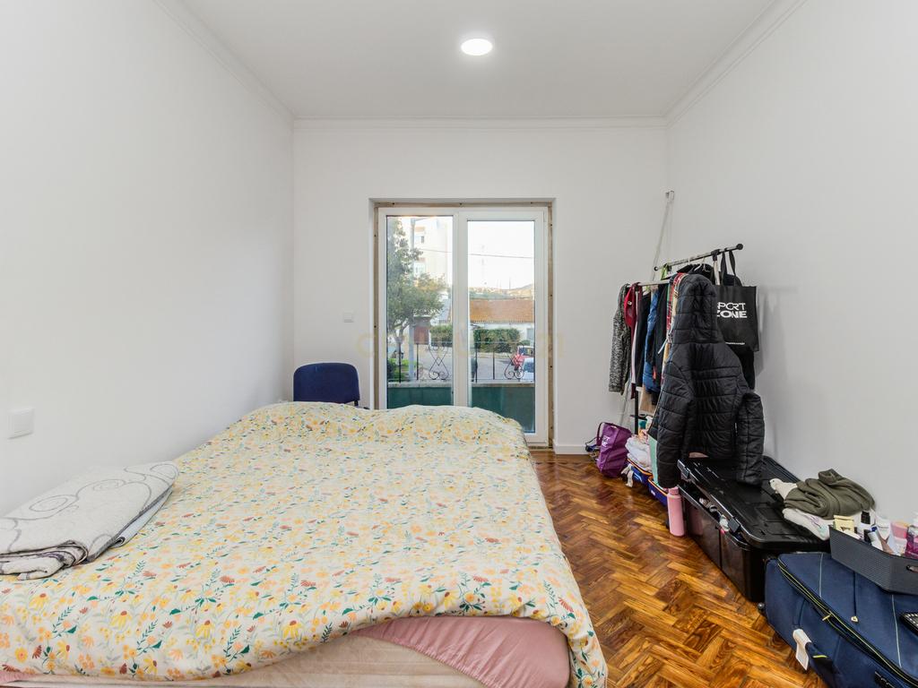 Prédio em Santa Iria de Azóia com 4 apartamentos, 2 T2 e 2 T1. Ótimo investimento! - Image 12